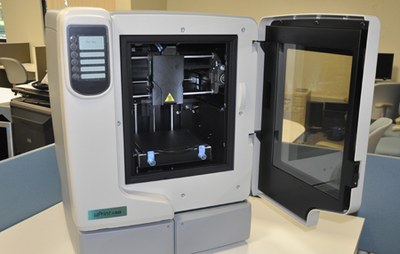 Impressora uPrint SE Plus instalada no LCCV