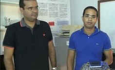 Wylken e o prof. André de Aquino apresentam o robo, fruto da pesquisa
